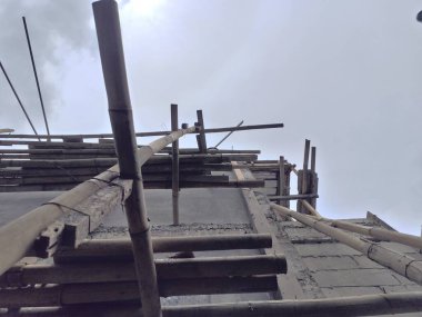 Ahşap çatılı bir inşaat alanı