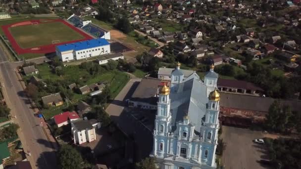 Temple catholique dans la ville du 19ème siècle profond, fuite sur le drone au-dessus de l'église catholique, église catholique dans la ville du 18ème siècle profond, l'église catholique et l'orthodoxe debout l'un contre l'autre, volant sur le drone au-dessus  