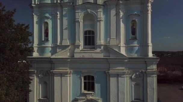 天主教寺庙在城市在19世纪的深刻的城市 飞行在无人机上在天主教教会 天主教会在深深的18世纪的城市 天主教会和东正教一个站在对方 飞行在无人机上 — 图库视频影像