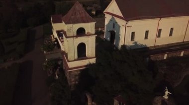 Katolik tapınak şehrin derin 19. yüzyıl, dron Katolik Kilisesi, Katolik Kilisesi şehrin derin 18. yüzyılın, Katolik Kilisesi ve Ortodoks bir ayakta, birbirlerine karşı üzerinde uçuş dron'un üzerinde uçan 