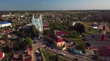 Katolik tapınak şehrin derin 19. yüzyıl, dron Katolik Kilisesi, Katolik Kilisesi şehrin derin 18. yüzyılın, Katolik Kilisesi ve Ortodoks bir ayakta, birbirlerine karşı üzerinde uçuş dron'un üzerinde uçan 
