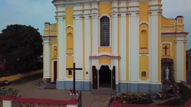 Temple Catholique Dans Ville 19Ème Siècle Profond Fuite Sur Drone — Video