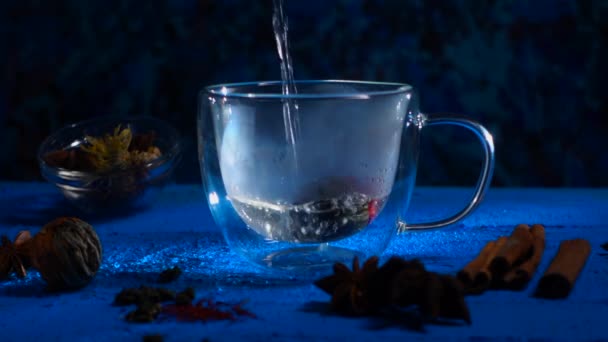 Tetera Sobre Fondo Azul Natrmort Con Flores Vertido Una Taza — Vídeos de Stock