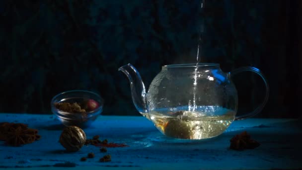 Tetera Sobre Fondo Azul Natrmort Con Flores Vertido Una Taza — Vídeos de Stock