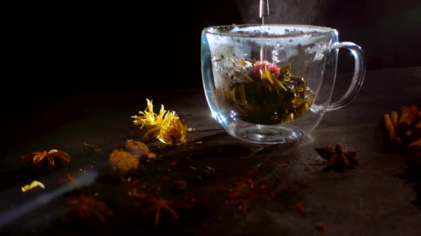 Tetera Sobre Fondo Azul Natrmort Con Flores Vertido Una Taza — Vídeos de Stock