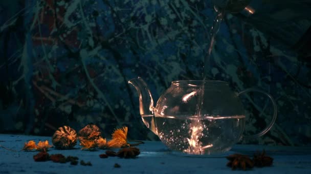 Theepot Een Blauwe Achtergrond Natrmort Met Thee Bloemen Gegoten Een — Stockvideo