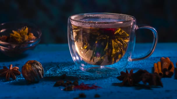 Čaj Ceru Modrém Pozadí Čaj Rozpustí Sklenici Umění Smaragdově Zelené — Stock video