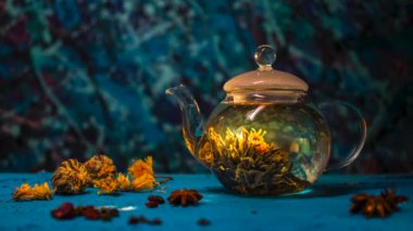 üzerinde mavi bir arka plan, çay çay Seryum bir çaydanlık, arka plan sanat zümrüt tasfiye edilir, bir çiçek çay bir çaydanlık zaman-lapse.cup içinde çözülür çay tasfiye edilir