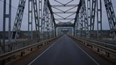 şehri köprüler, Beyaz Rusya, bir köprü perçinli. arabayla perçin köprüye araba ile seyahat. Kemerli köprü girişinde ikinci tarafındaki Neman Nehri.