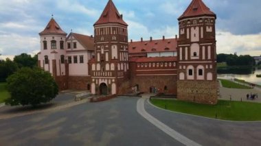 Mir Castle Belarus, dron, Minsk yakınındaki 16. yüzyıl dünya kale uçuşta. Mimari kalıntı Belasusii. Kale kuleleri