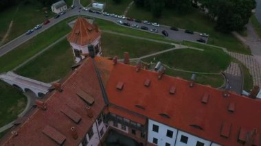 Mir Castle Belarus, dron, Minsk yakınındaki 16. yüzyıl dünya kale uçuşta. Mimari kalıntı Belasusii. Kale kuleleri