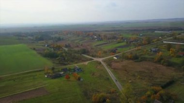 drone ile DJI indeks işlem mavic pro uçuşlar alanları yaz aylarında Beyaz Rusya, köyün alanlar sarı ağaçlarla ile yollar üzerinde trees.flights çam ormanlar ve alanları Beyaz Rusya, Rusya'nın üzerinde