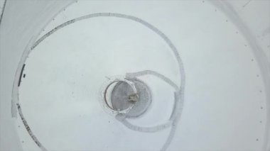 bir uçuş ile DJI indeks işlem Mavic pro hakkında karla kaplı yollar ve ormanlar, zafer, uçuş Minsk - Moskova, kış, rota boyunca Höyük üzerinde kar yollar ve alanlar