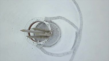 bir uçuş ile DJI indeks işlem Mavic pro hakkında karla kaplı yollar ve ormanlar, zafer, uçuş Minsk - Moskova, kış, rota boyunca Höyük üzerinde kar yollar ve alanlar