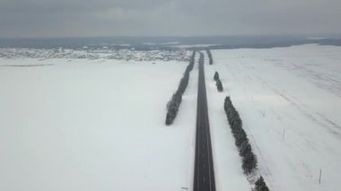 bir uçuş ile DJI indeks işlem Mavic pro hakkında karla kaplı yollar ve ormanlar, zafer, uçuş Minsk - Moskova, kış, rota boyunca Höyük üzerinde kar yollar ve alanlar