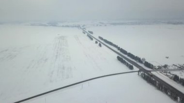 bir uçuş ile DJI indeks işlem Mavic pro hakkında karla kaplı yollar ve ormanlar, zafer, uçuş Minsk - Moskova, kış, rota boyunca Höyük üzerinde kar yollar ve alanlar