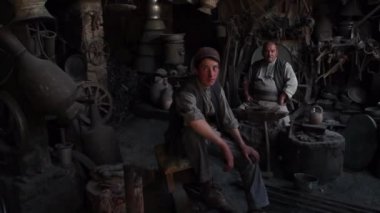 22 Mayıs 2015 Azerbaycan Bakü: şehrin eski kesiminde ticaret pazarında dolaşmak Azerbaycan halkı aktif olarak birbirleri ile iletişim ve baharat satmak, yün halı, Azerbaycan, Demirci ve oğlu bir forge dükkanda Ortaçağ forge