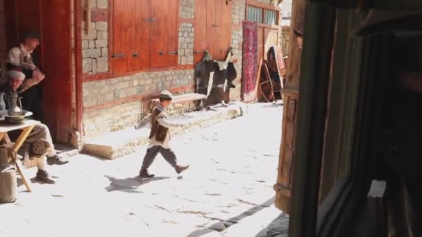 2015 日にバクー アゼルバイジャン アゼルバイジャン 都市の古い部分の貿易市場を歩くの地元の人々 が積極的に相互に通信し スパイス 毛織のカーペット 銅料理を販売 — ストック動画