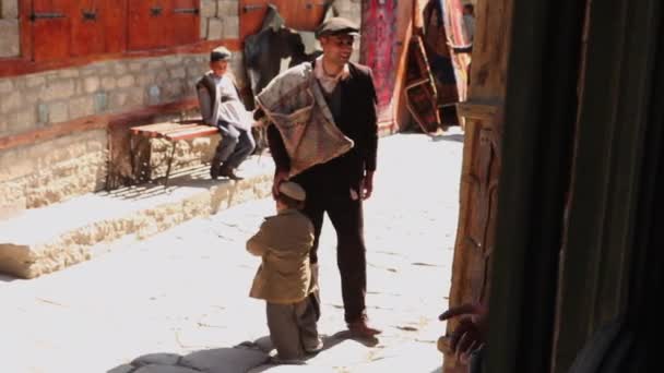 2015 日にバクー アゼルバイジャン アゼルバイジャン 都市の古い部分の貿易市場を歩くの地元の人々 が積極的に相互に通信し スパイス 毛織のカーペット 銅料理を販売 — ストック動画