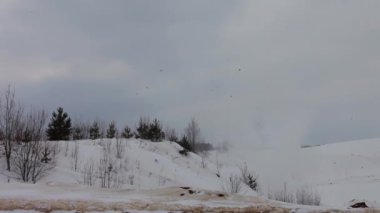 karlı bir alanda bir patlama, kış aylarında mineraller için arama bir patlama. bir tepede karla kışın dinamit patlama