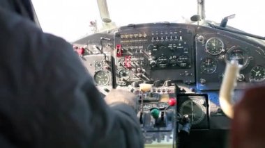 A-2 kayak uçağı. Kayak düzleminde kış çekimi; a-2 düzleminin detayları; Uçağın pilotunun elleri.