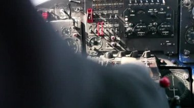 A-2 kayak uçağı. Kayak düzleminde kış çekimi; a-2 düzleminin detayları; Uçağın pilotunun elleri.