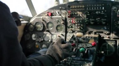 A-2 kayak uçağı. Kayak düzleminde kış çekimi; a-2 düzleminin detayları; Uçağın pilotunun elleri.