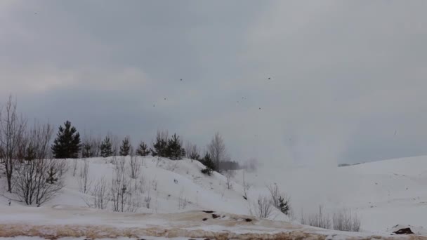 在雪原上发生爆炸 在冬季寻找矿物时发生爆炸 炸药在冬天在山上的雪中爆炸 — 图库视频影像