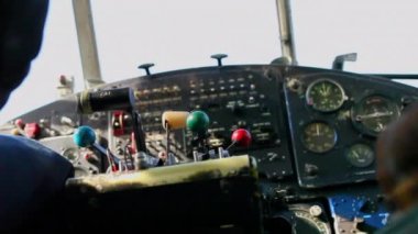 A-2 kayak uçağı. Kayak düzleminde kış çekimi; a-2 düzleminin detayları; Uçağın pilotunun elleri. kokpitten görünümler