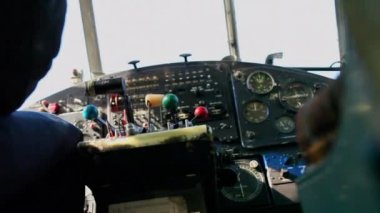 A-2 kayak uçağı. Kayak düzleminde kış çekimi; a-2 düzleminin detayları; Uçağın pilotunun elleri. kokpitten görünümler