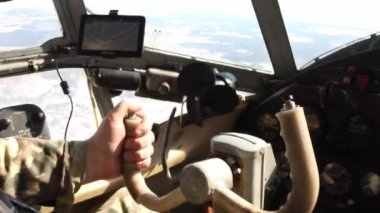 A-2 kayak uçağı. Kayak düzleminde kış çekimi; a-2 düzleminin detayları; Uçağın pilotunun elleri. kokpitten görünümler