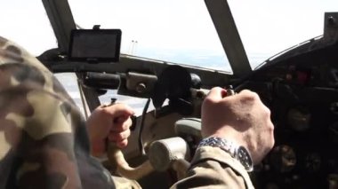 A-2 kayak uçağı. Kayak düzleminde kış çekimi; a-2 düzleminin detayları; Uçağın pilotunun elleri. kokpitten görünümler