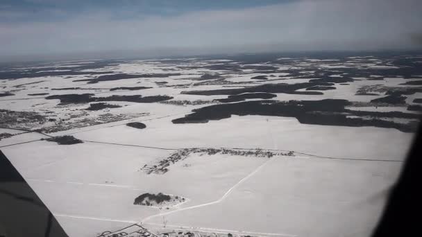 スキー飛行機 スキー飛行機での冬の射撃 面の詳細 飛行機のパイロットの手コックピットからの眺め — ストック動画