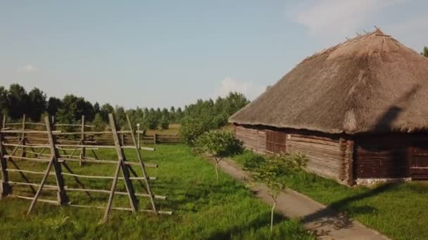 L'entrée principale du domaine d'Adam Mitskevitch dans les régions Zai de Biélorussie, l'endroit où le poète Adam Mitskevich est né, le puits "Grue", le paysage au-dessus du domaine d'Adam Mickiewicz. survol de la maison d'Adam Mitskevitch 