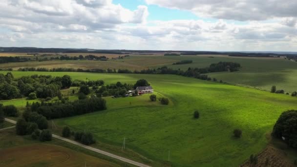 フライトMavicプロ 緑のフィールド 牧草地 ベラルーシ ロシア ウクライナの森林 撮影クルーは家の中でコマーシャルを撮影し 映画の照明 — ストック動画