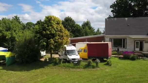 フライトMavicプロ 緑のフィールド 牧草地 ベラルーシ ロシア ウクライナの森林 撮影クルーは家の中でコマーシャルを撮影し 映画の照明 — ストック動画