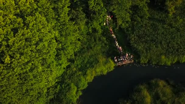 les vacances d'Ivana Kupala, le vol du drone au-dessus du feu sur Ivana Kupala, le dépôt de couronnes dans la rivière pour les vacances d'Ivana Kupala 