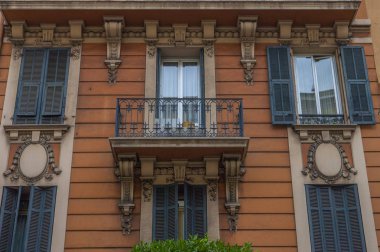 Monako yaz sokakları, sokaklarda dış detayları, çatılar, ışıklar ve kapılar, pencereler, Monte Carlo yollar. Kraliyet Meydanı, Parklar, Monako Okyanus Müzesi.