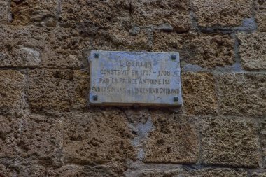 Monako yaz sokakları, sokaklarda dış detayları, çatılar, ışıklar ve kapılar, pencereler, Monte Carlo yollar. Kraliyet Meydanı, Parklar, Monako Okyanus Müzesi.