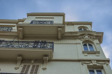 Monako yaz sokakları, sokaklarda dış detayları, çatılar, ışıklar ve kapılar, pencereler, Monte Carlo yollar. Kraliyet Meydanı, Parklar, Monako Okyanus Müzesi.