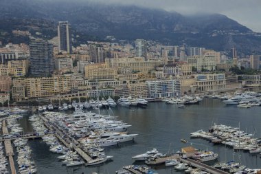 Monako yaz sokakları, sokaklarda dış detayları, çatılar, ışıklar ve kapılar, pencereler, Monte Carlo yollar. Kraliyet Meydanı, Parklar, Monako Okyanus Müzesi.