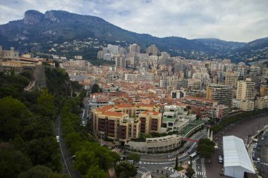 Monako yaz sokakları, sokaklarda dış detayları, çatılar, ışıklar ve kapılar, pencereler, Monte Carlo yollar. Kraliyet Meydanı, Parklar, Monako Okyanus Müzesi.