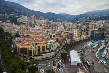 Monako yaz sokakları, sokaklarda dış detayları, çatılar, ışıklar ve kapılar, pencereler, Monte Carlo yollar. Kraliyet Meydanı, Parklar, Monako Okyanus Müzesi.