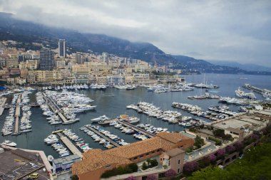 Monako yaz sokakları, sokaklarda dış detayları, çatılar, ışıklar ve kapılar, pencereler, Monte Carlo yollar. Kraliyet Meydanı, Parklar, Monako Okyanus Müzesi.
