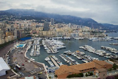 Monako yaz sokakları, sokaklarda dış detayları, çatılar, ışıklar ve kapılar, pencereler, Monte Carlo yollar. Kraliyet Meydanı, Parklar, Monako Okyanus Müzesi.