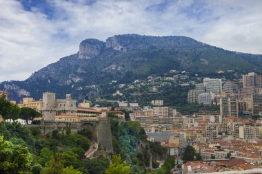 Monako yaz sokakları, sokaklarda dış detayları, çatılar, ışıklar ve kapılar, pencereler, Monte Carlo yollar. Kraliyet Meydanı, Parklar, Monako Okyanus Müzesi.