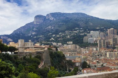 Monako yaz sokakları, sokaklarda dış detayları, çatılar, ışıklar ve kapılar, pencereler, Monte Carlo yollar. Kraliyet Meydanı, Parklar, Monako Okyanus Müzesi.