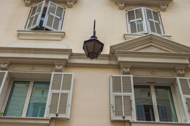 Monako yaz sokakları, sokaklarda dış detayları, çatılar, ışıklar ve kapılar, pencereler, Monte Carlo yollar. Kraliyet Meydanı, parklar, Monako'daki Okyanus Müzesi, deniz balığı.