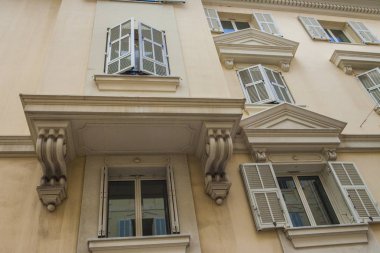 Monako yaz sokakları, sokaklarda dış detayları, çatılar, ışıklar ve kapılar, pencereler, Monte Carlo yollar. Kraliyet Meydanı, parklar, Monako'daki Okyanus Müzesi, deniz balığı.