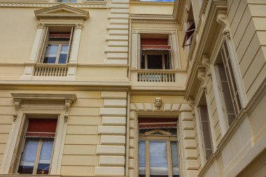 Monako yaz sokakları, sokaklarda dış detayları, çatılar, ışıklar ve kapılar, pencereler, Monte Carlo yollar. Kraliyet Meydanı, parklar, Monako'daki Okyanus Müzesi, deniz balığı.